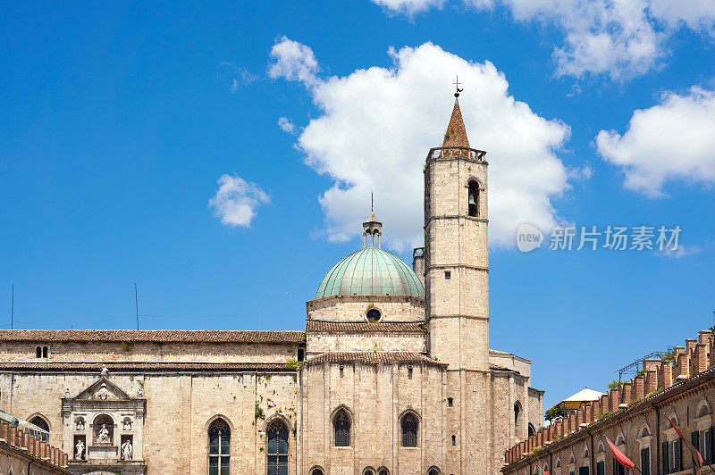 教堂圆顶和塔阿斯科利Piceno, Marche意大利